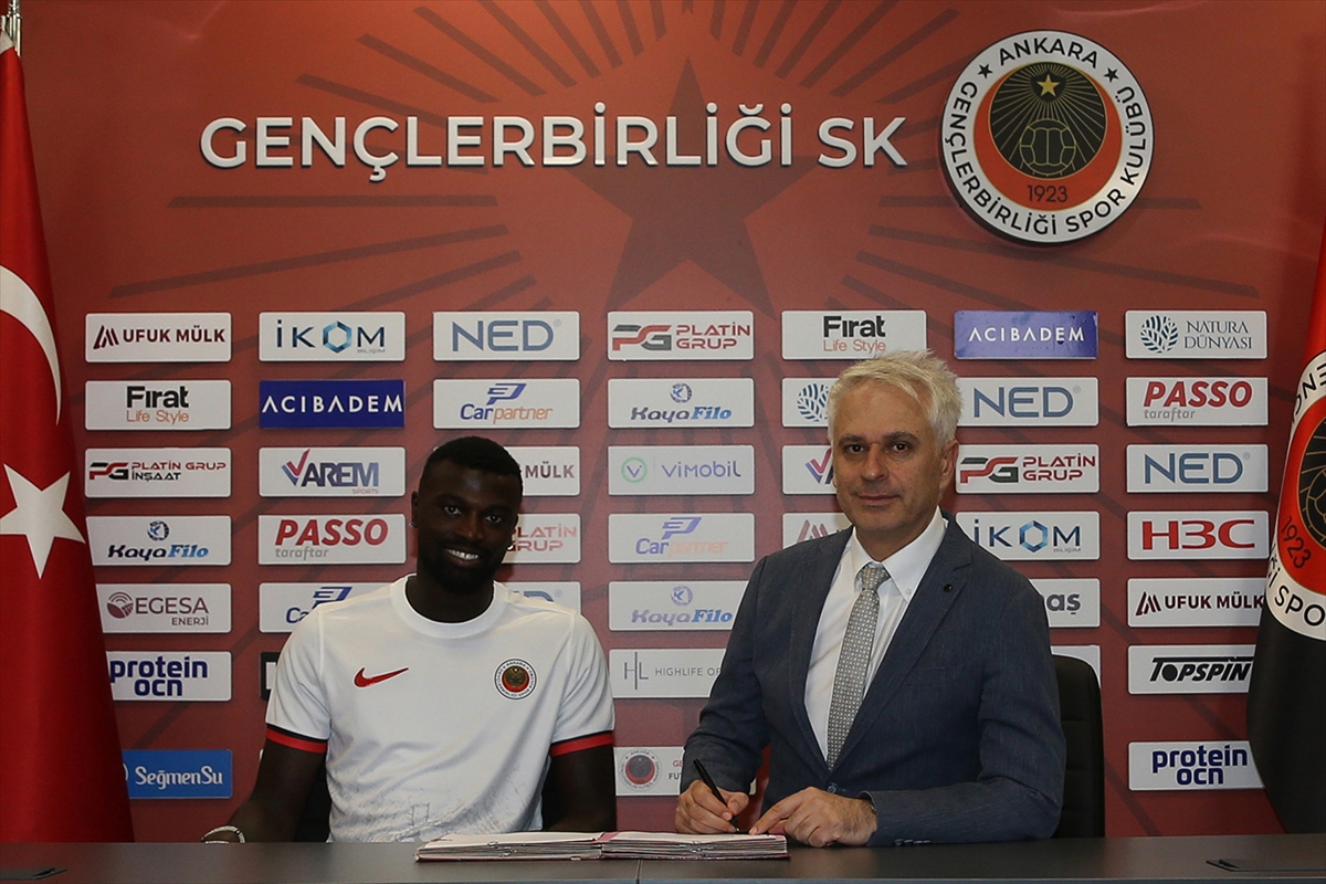 Gençlerbirliği, Senegalli golcü M'Baye Niang ile sözleşme imzaladı