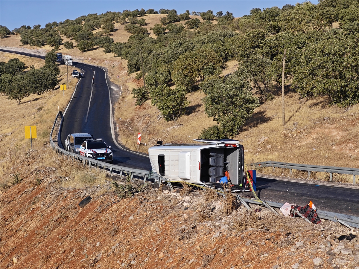 Diyarbakır'da minibüsün devrildiği kazada 1 kişi öldü, 15 kişi yaralandı