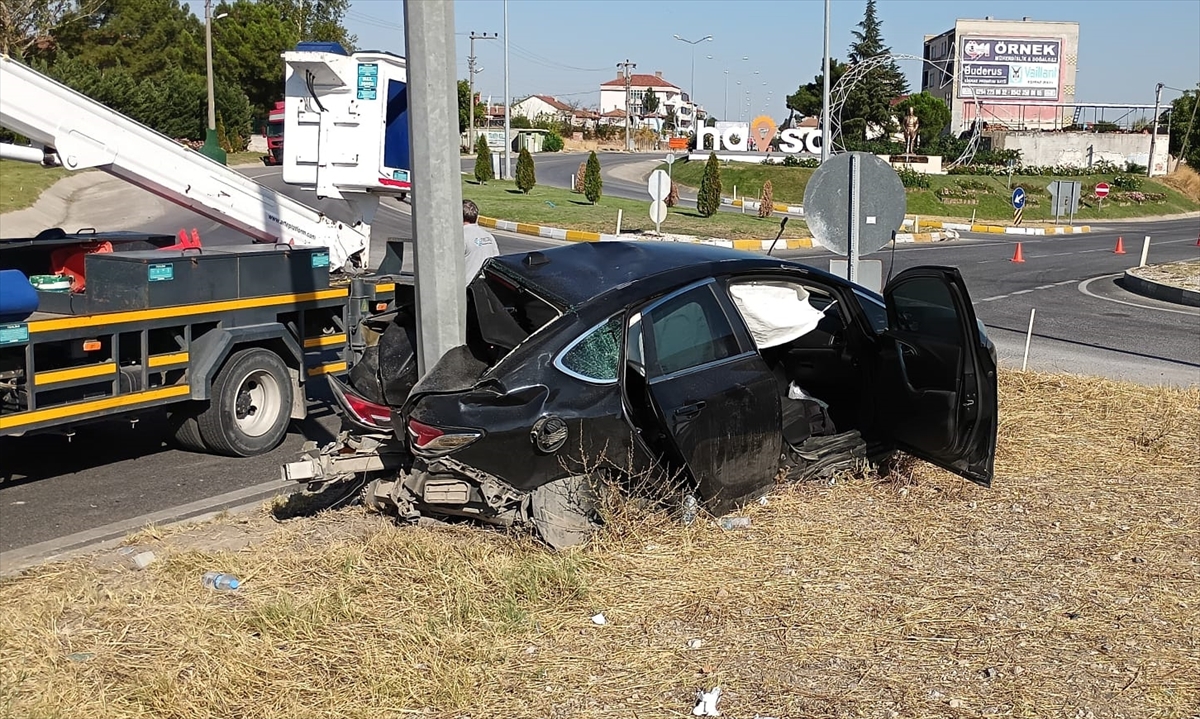 Edirne'de kamyon ile otomobilin çarpıştığı kazada 3 kişi yaralandı