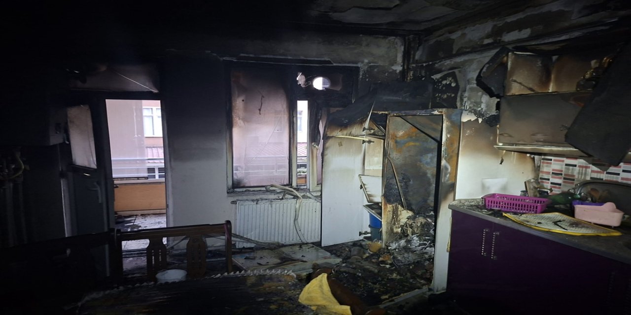 Ağrı'da apartman yangınında dumandan etkilenen 15 kişi tahliye edildi