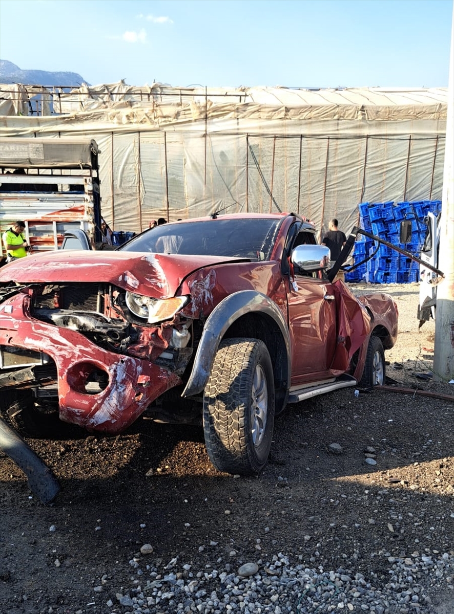 Mersin'de park halindeki kamyona çarpan pikaptaki 3 kişi yaralandı