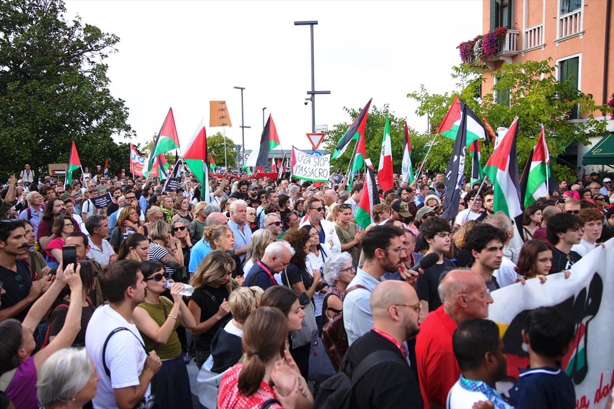 Venedik Film Festivali'nin yapıldığı Lido Adası'nda Filistin'e destek yürüyüşü düzenlendi