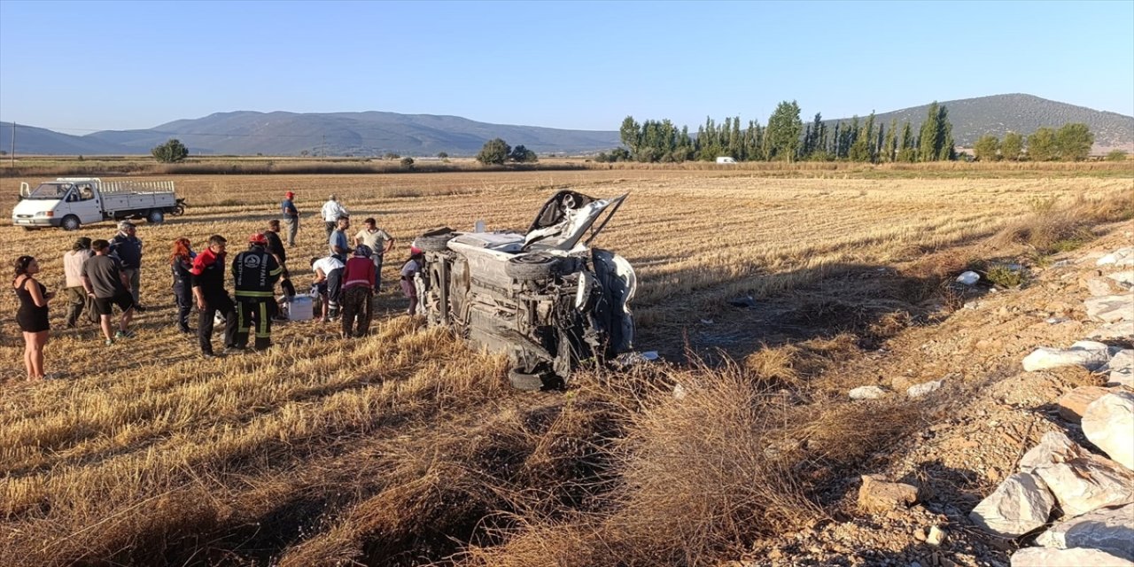 Denizli Tavas’ta hafif ticari araç devrildi: Aynı aileden 6 kişi yaralandı