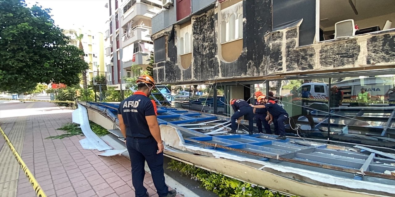 Antalya’da apartmanın dış cephe kaplaması düştü, panik yaşandı
