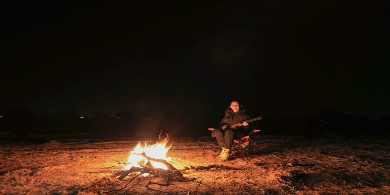 üzüm üreticileri hasat sonrası ürünlerini hırsızlığa karşı geceleri nöbet tutarak koruyor