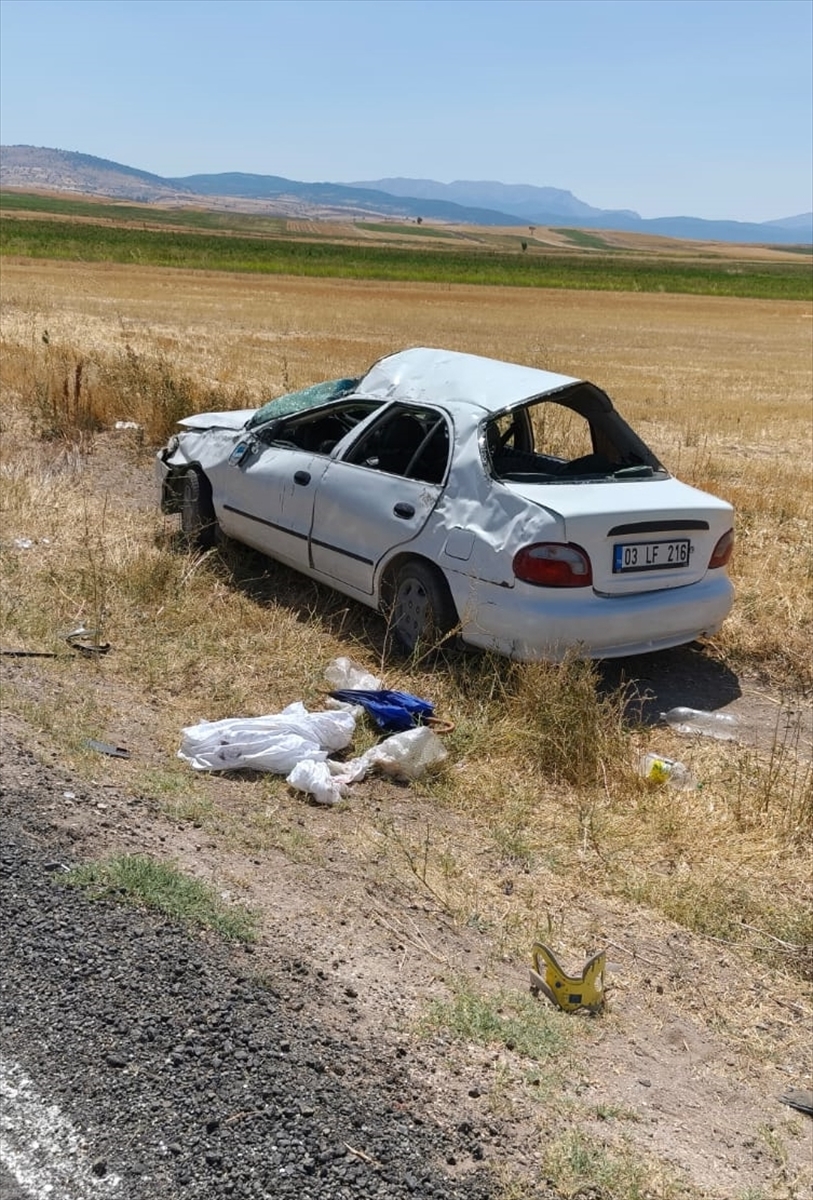 Afyonkarahisar'da takla atan otomobildeki 4 kişi yaralandı