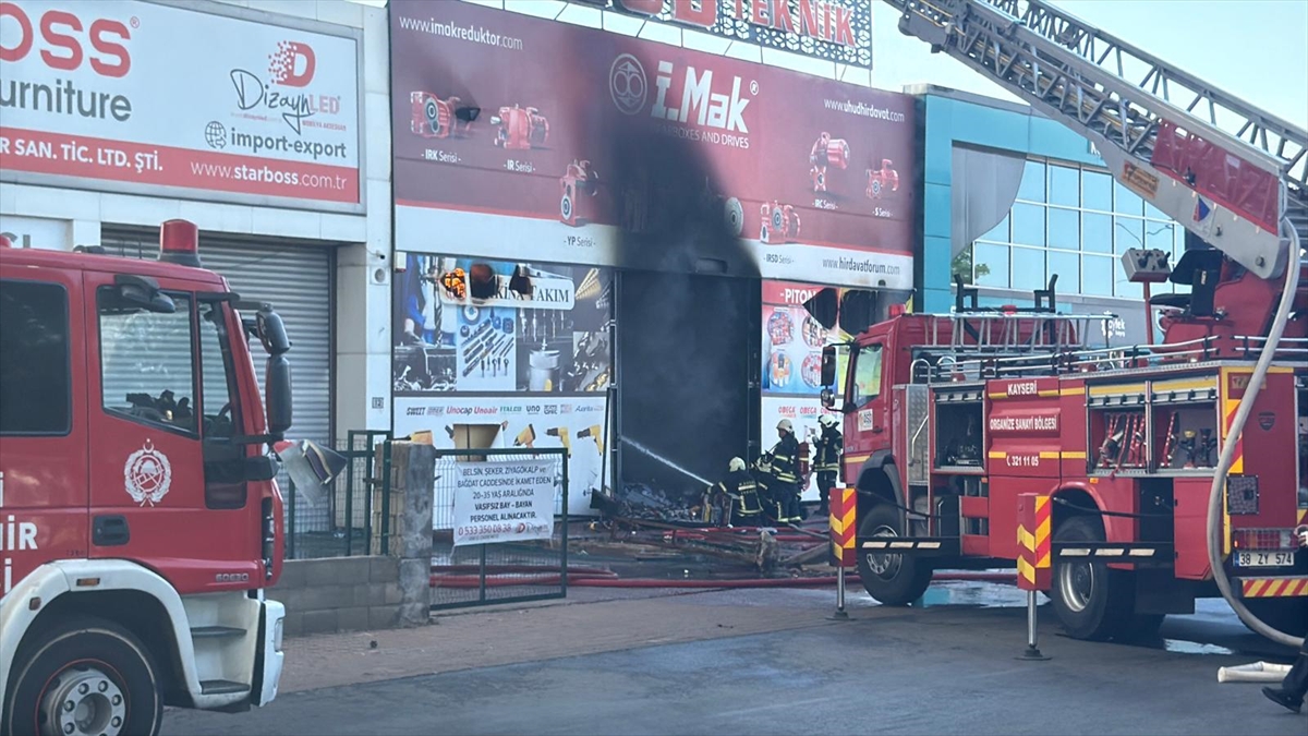 Kayseri'de iş yerinden mobilya aksesuarı üreten fabrikaya sıçrayan yangına müdahale ediliyor
