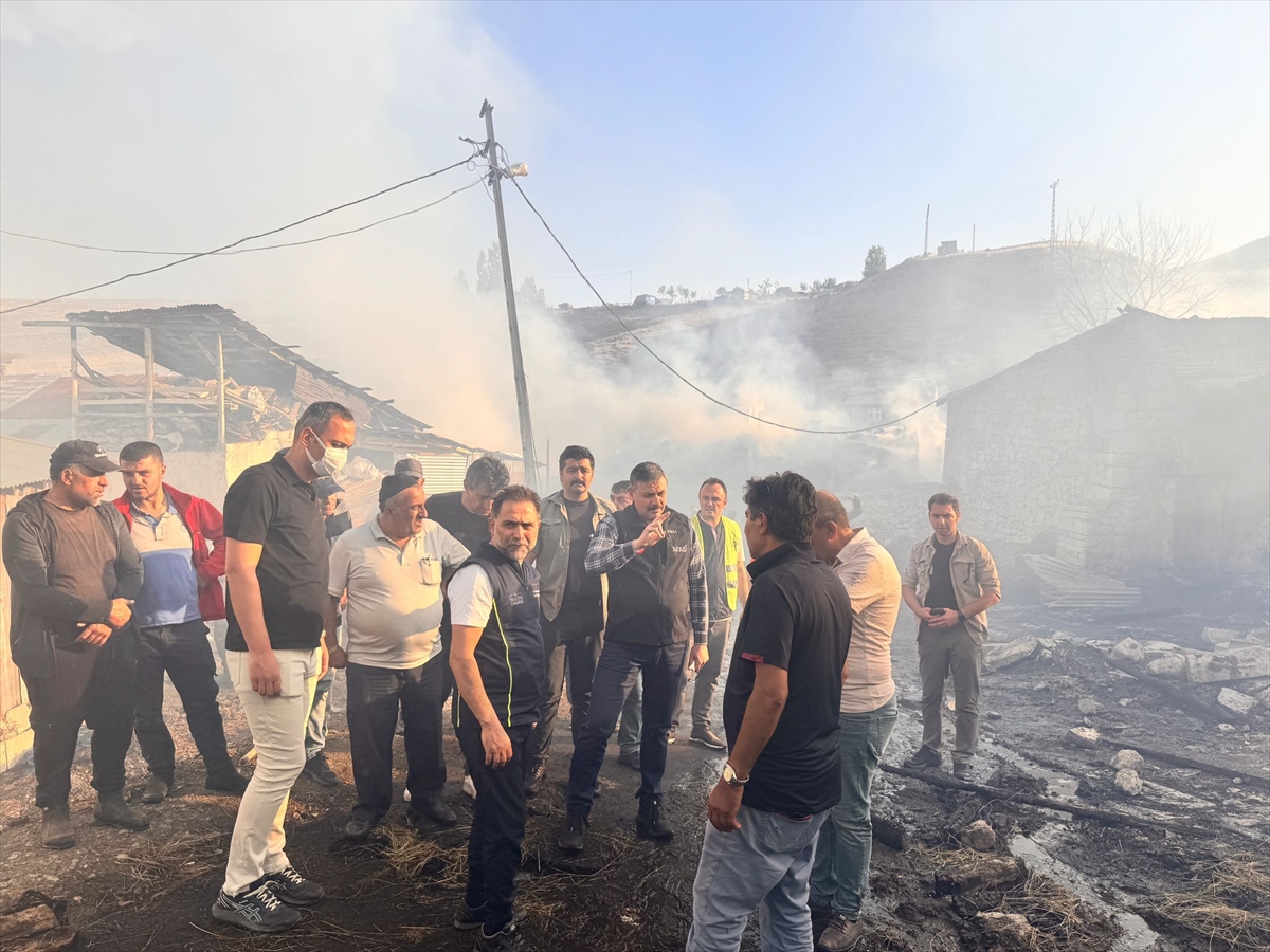 Erzurum'da kırsal mahallede evde çıkan ve bitişik evlere sıçrayan yangına müdahale ediliyor