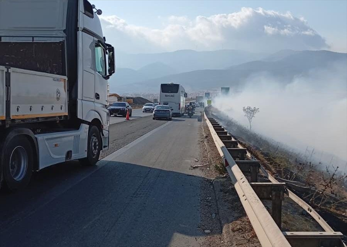 Gaziantep'in Nurdağı ilçesinde otoyol kenarında çıkan örtü yangını söndürüldü