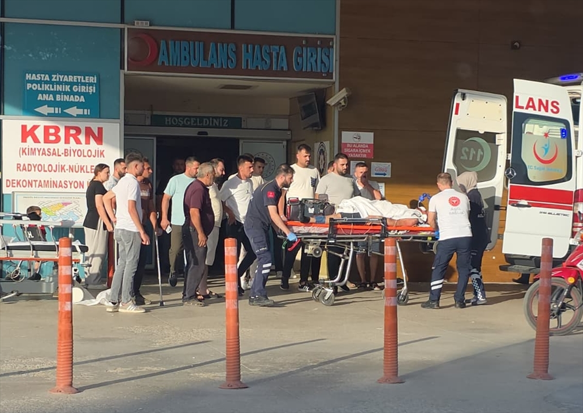 Bursa'da motosiklet ile kamyonun çarpıştığı kazada 2 kişi ağır yaralandı