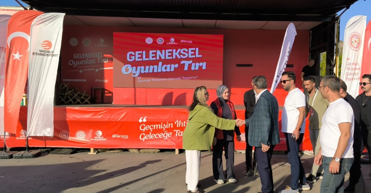 Şırnak'ta "Geleneksel Oyunlar Tırı" çocuklarla buluştu