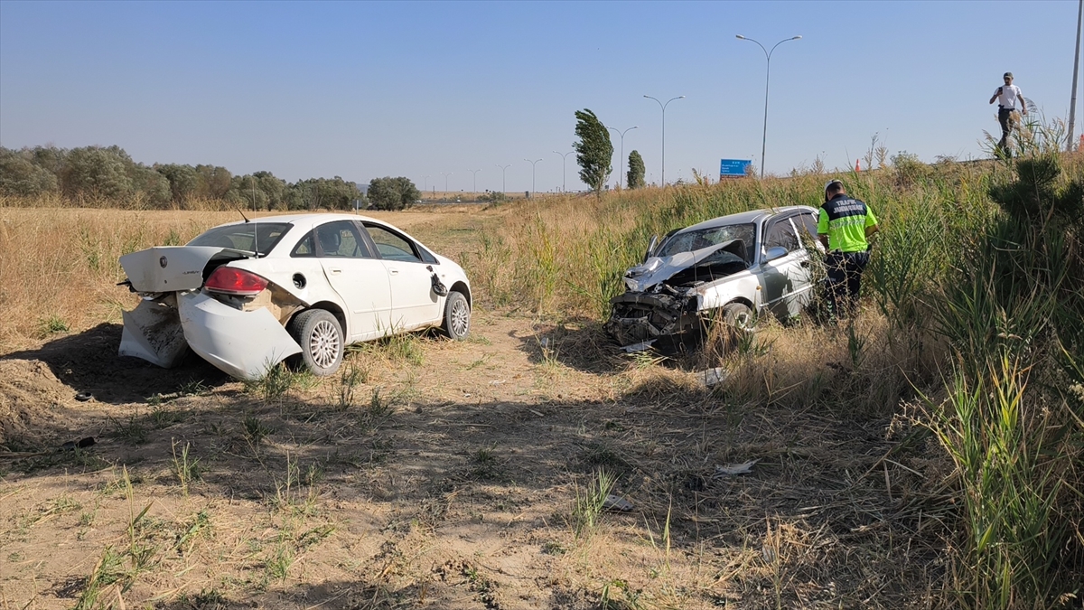 Kütahya'da kazaya müdahale eden polis aracına çarpan otomobildeki 4 kişi yaralandı
