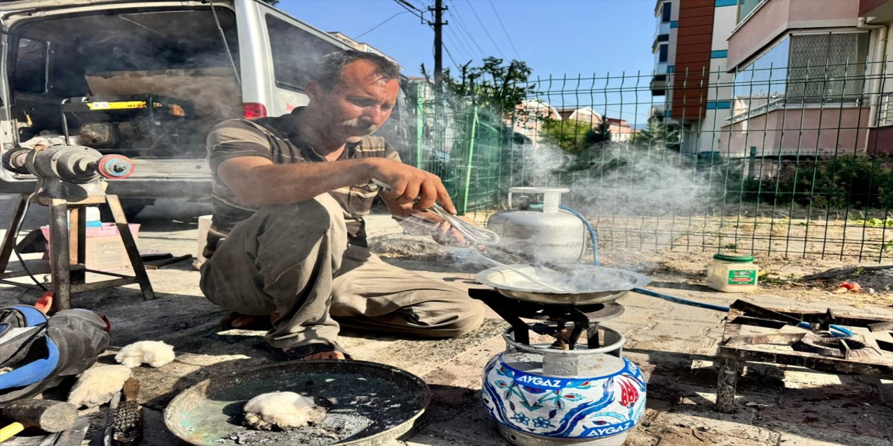 Edirneli kalaycı çift, 70 ili dolaşarak unutulmaya yüz tutmuş mesleği yaşatıyor