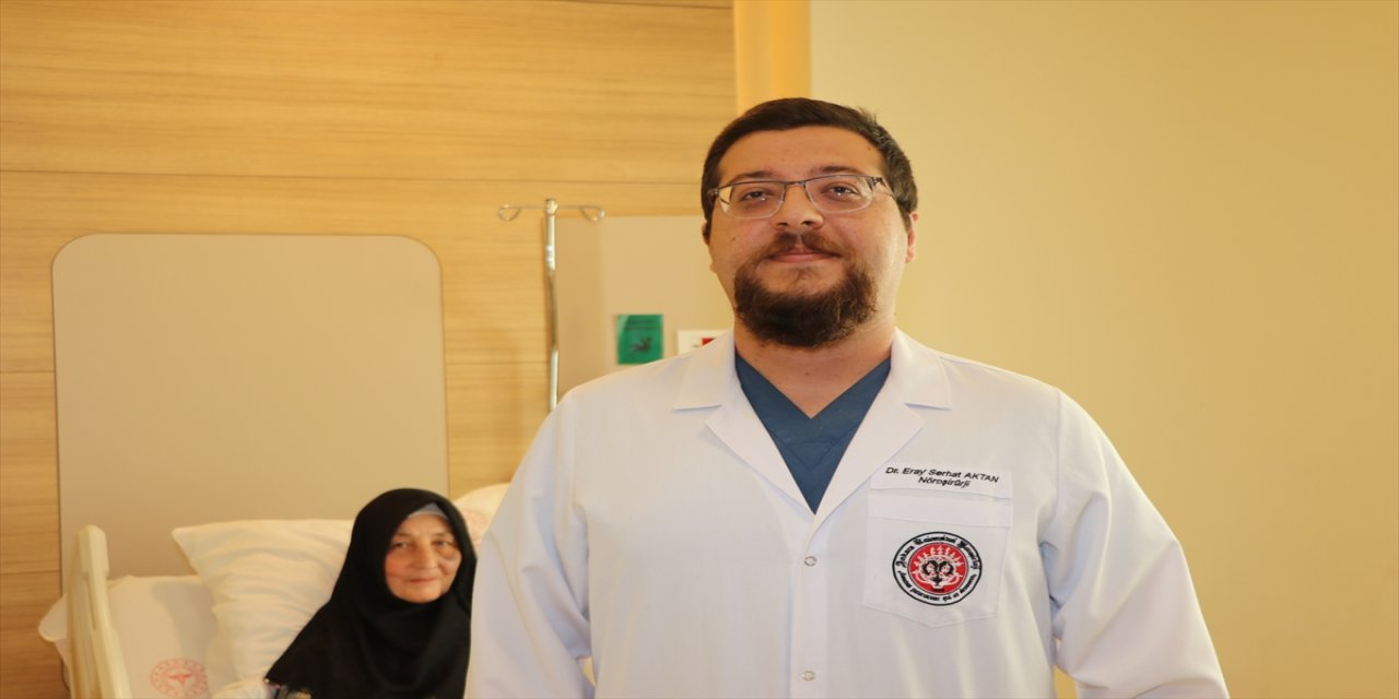 Erzurum’da uyanık beyin ameliyatı ile 64 yaşındaki Zemine Çakal, konuşma bozukluğunu yenerek sağlığına kavuştu