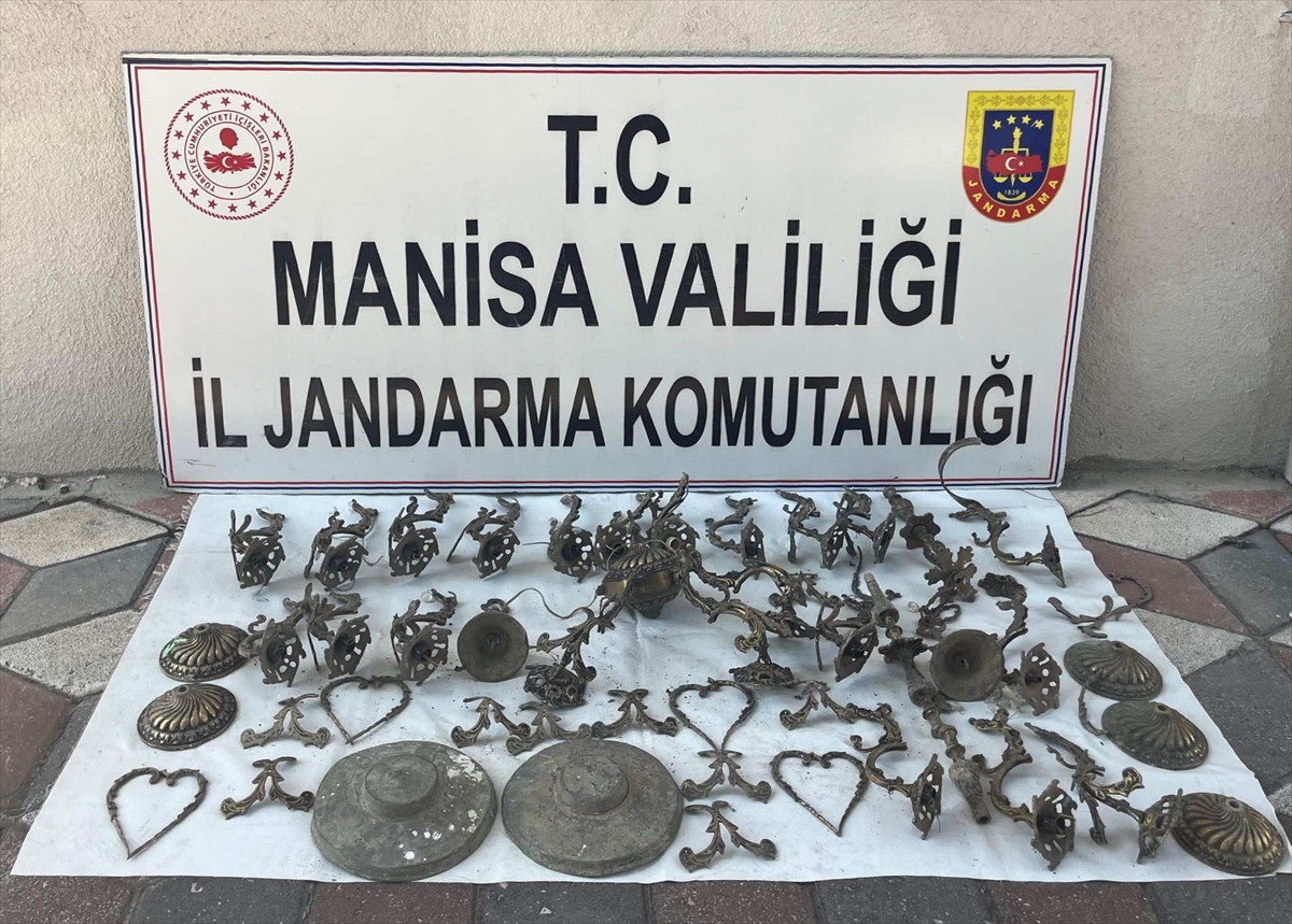 Manisa'da kaçak kazı yapan 10 şüpheli suçüstü yakalandı
