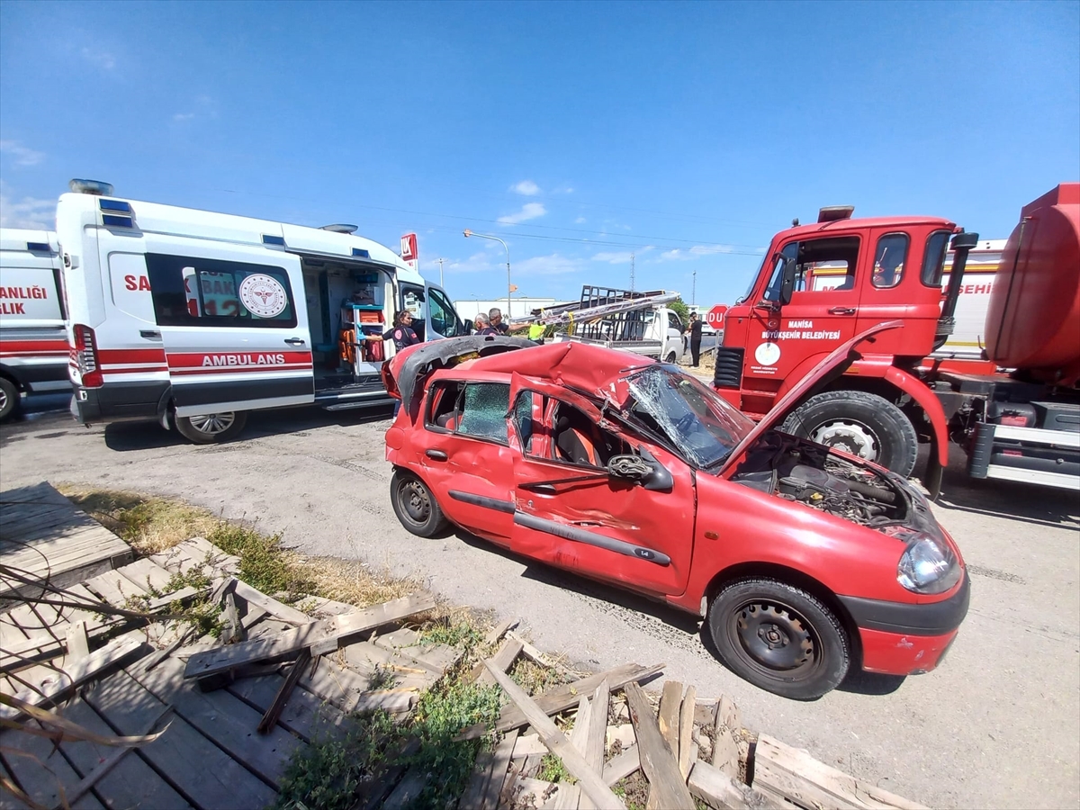 Manisa'da zincirleme trafik kazasında 3 kişi yaralandı