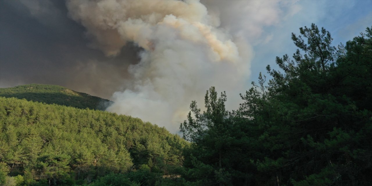 Kastamonu ve Karabük sınırında çıkan orman yangınları 5 köyü boşalttı