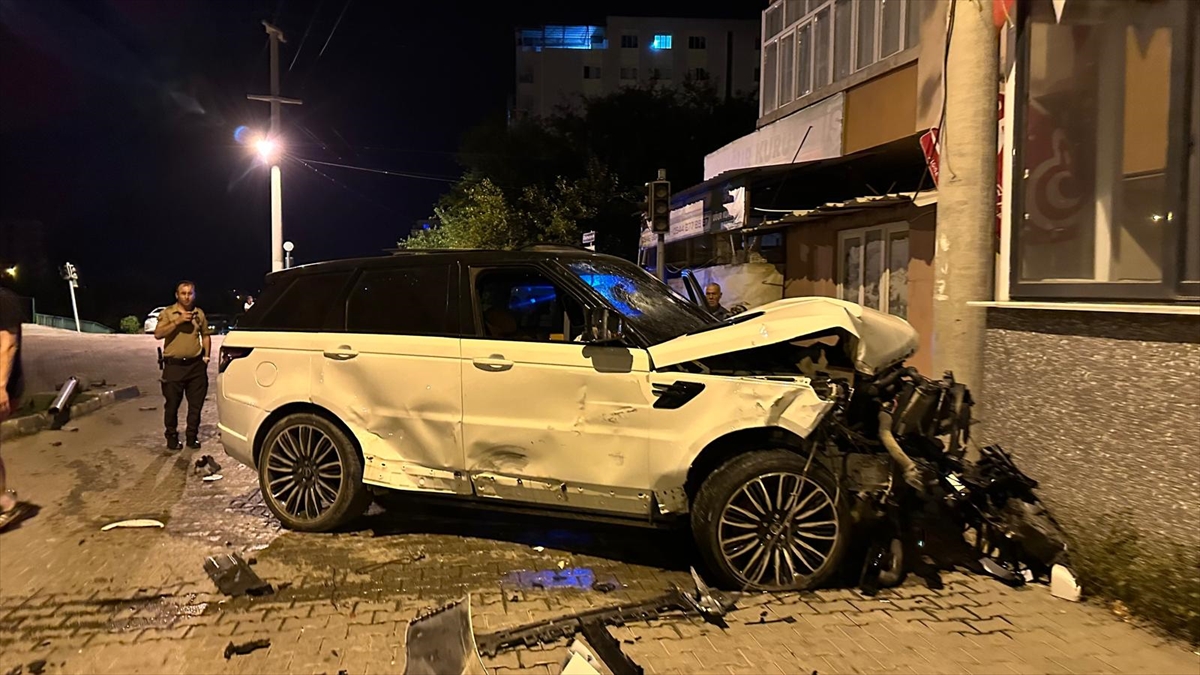 Osmaniye'de cip ile kamyonetin çarpıştığı kazada 4 kişi yaralandı