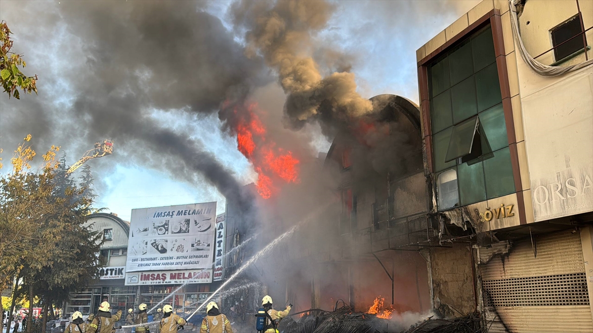 İSTOÇ Ticaret Merkezi'nde yangın çıktı