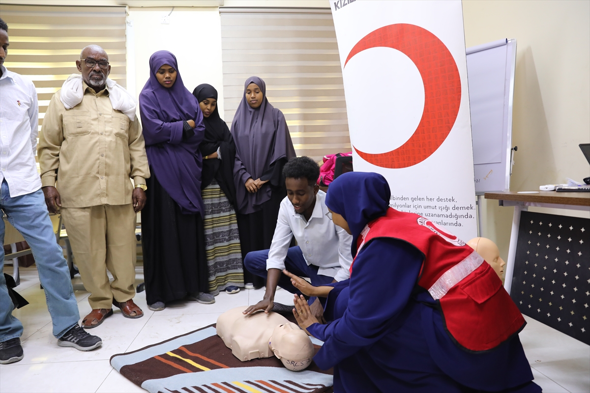 Somali Kızılay, Türk Kızılay ile verdiği ilk yardım eğitimleriyle gençlere umut oluyor