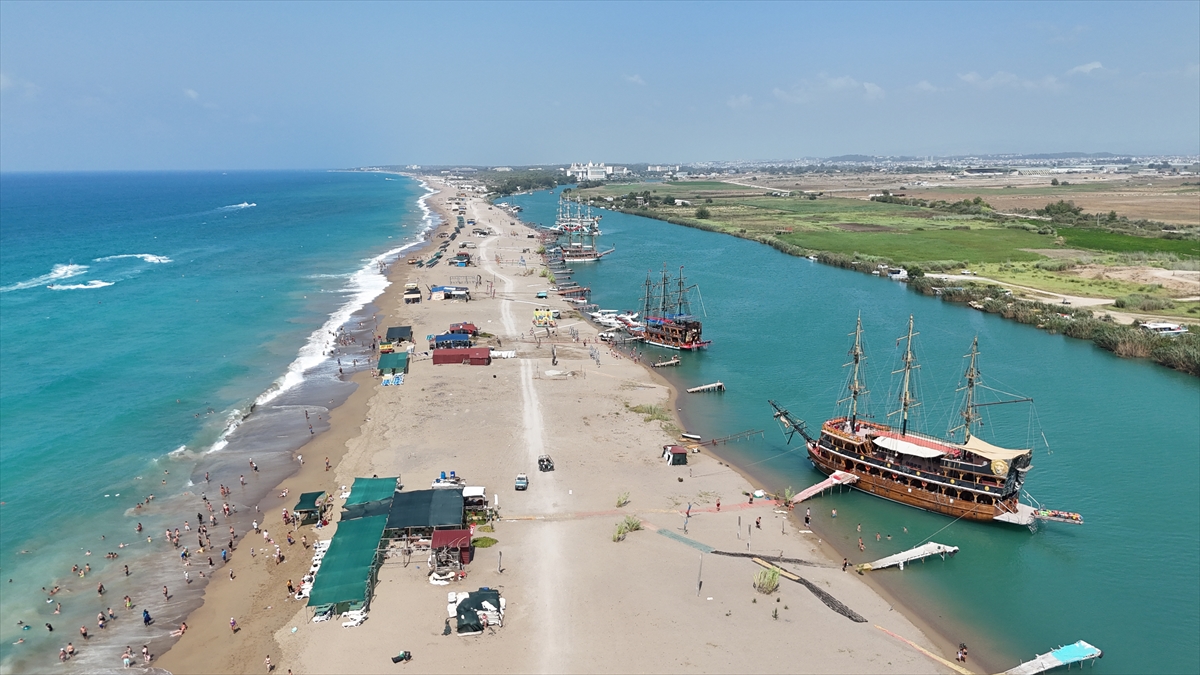 Manavgat Irmağı'ndan kalkan tur tekneleri misafirlerini denizle de buluşturuyor