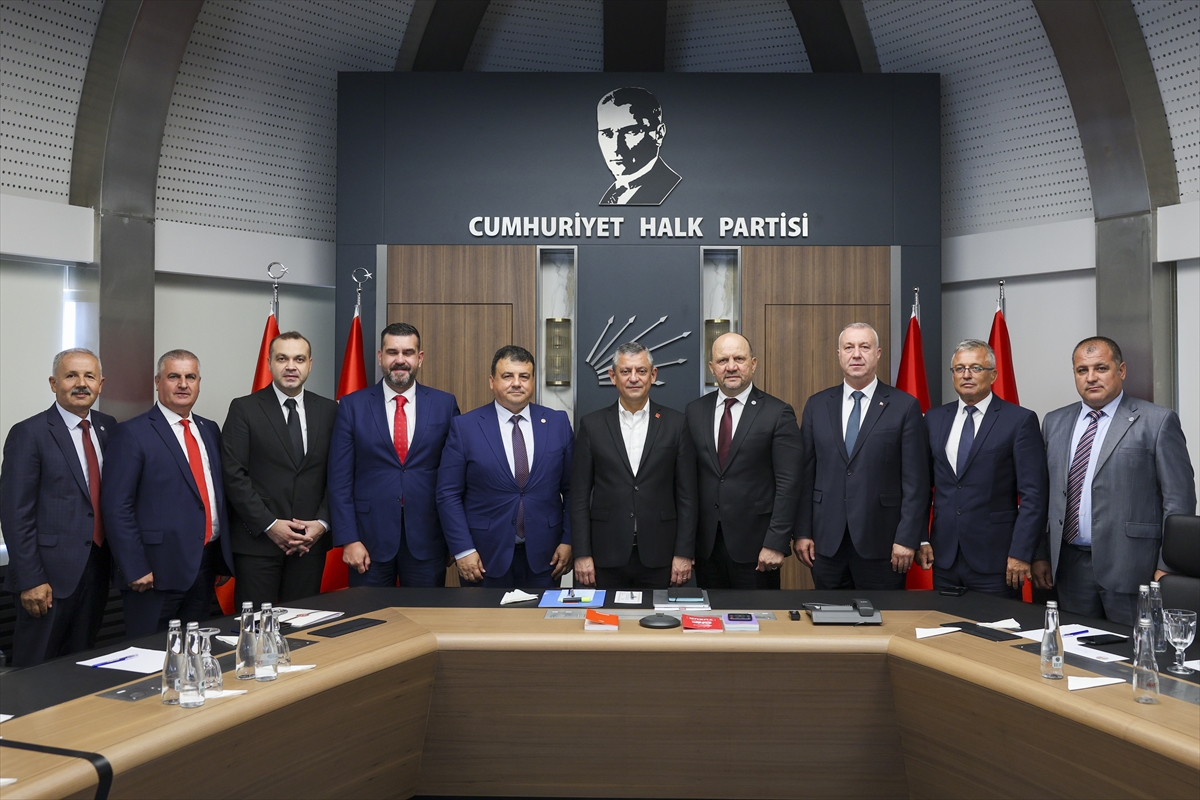 CHP Genel Başkanı Özel, Balkan Türkleri Göçmen ve Mülteci Dernekleri Federasyonu Başkanı ile görüştü