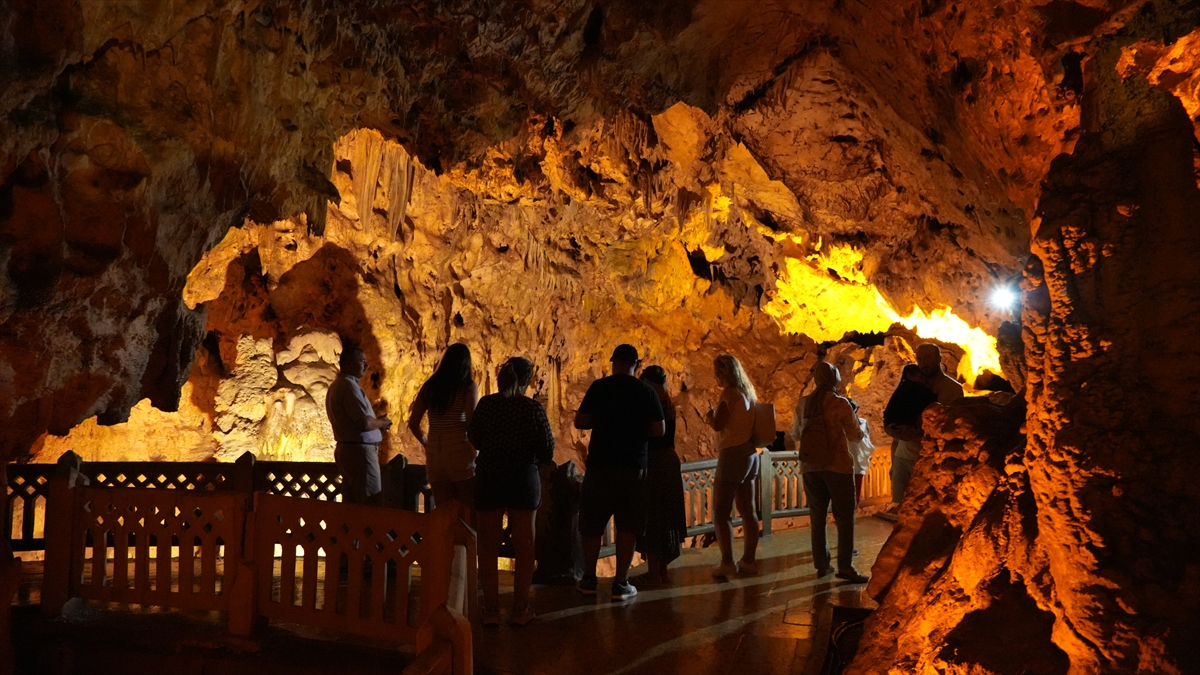 Burdur'un doğal kliması İnsuyu Mağarası bu yıl 49 bin 730 ziyaretçi çekti