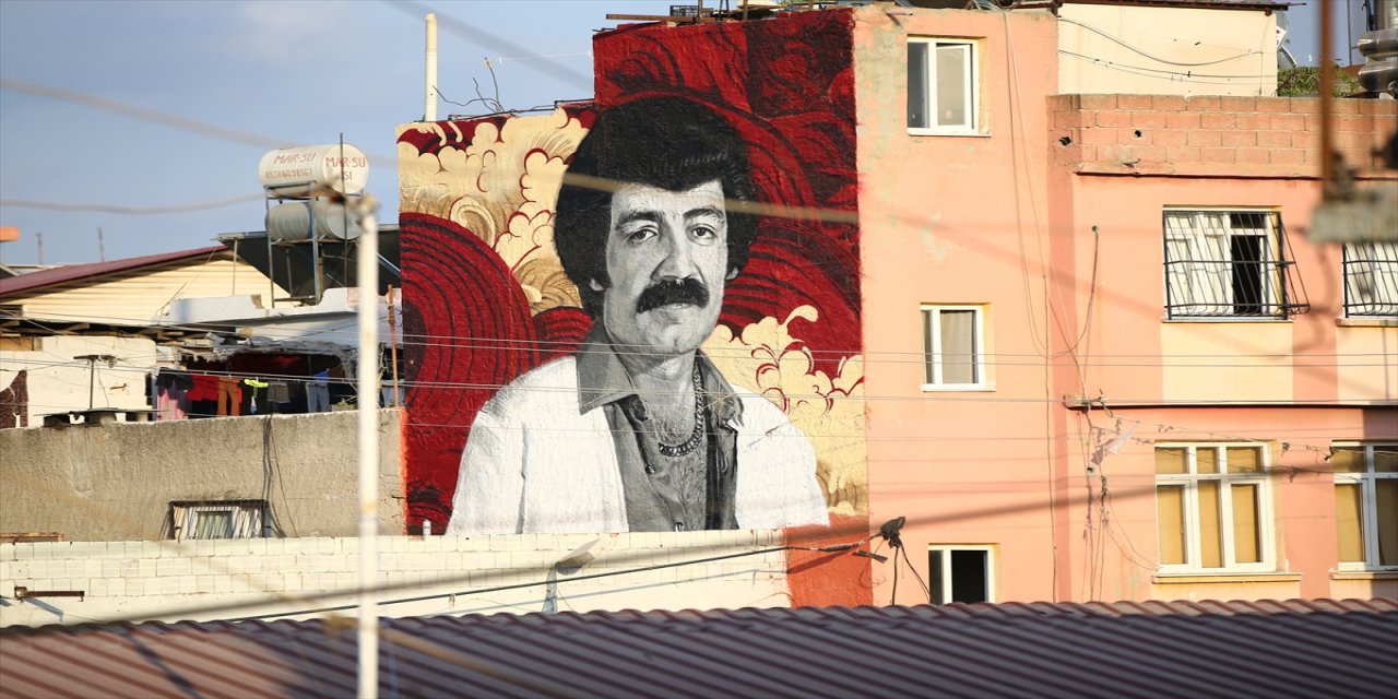 Adana’da 50 yıllık binalara Müslüm Gürses ve Ferdi Tayfur’un grafiti portreleriyle mahalle renkleniyor