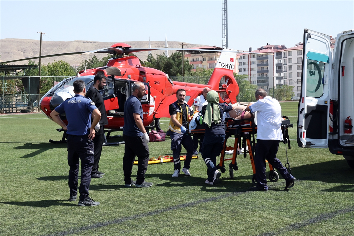 Malatya'da ambulans helikopter ağır yaralanan tır sürücüsü için havalandı