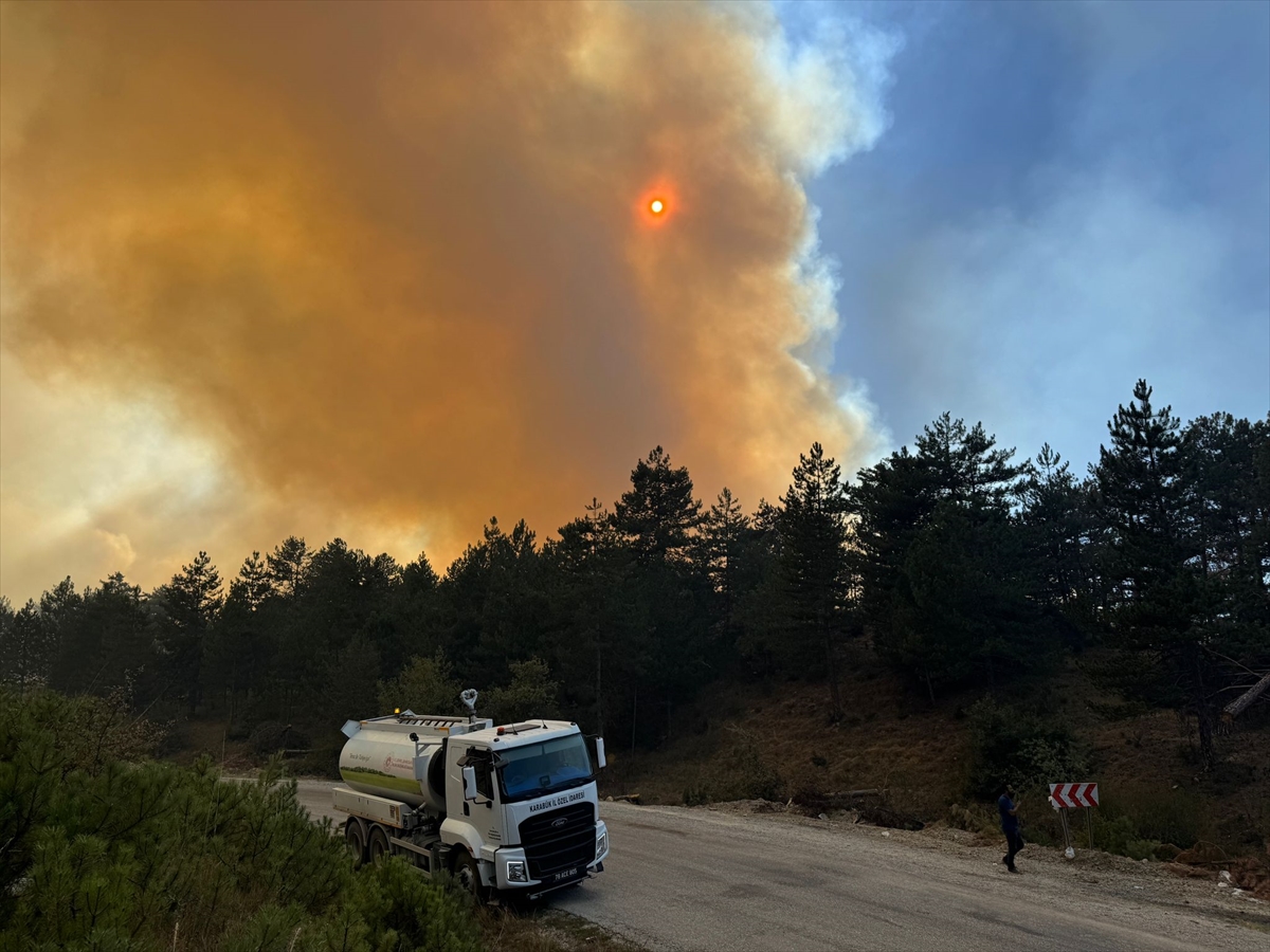 Karabük'te çıkan orman yangınına müdahale ediliyor