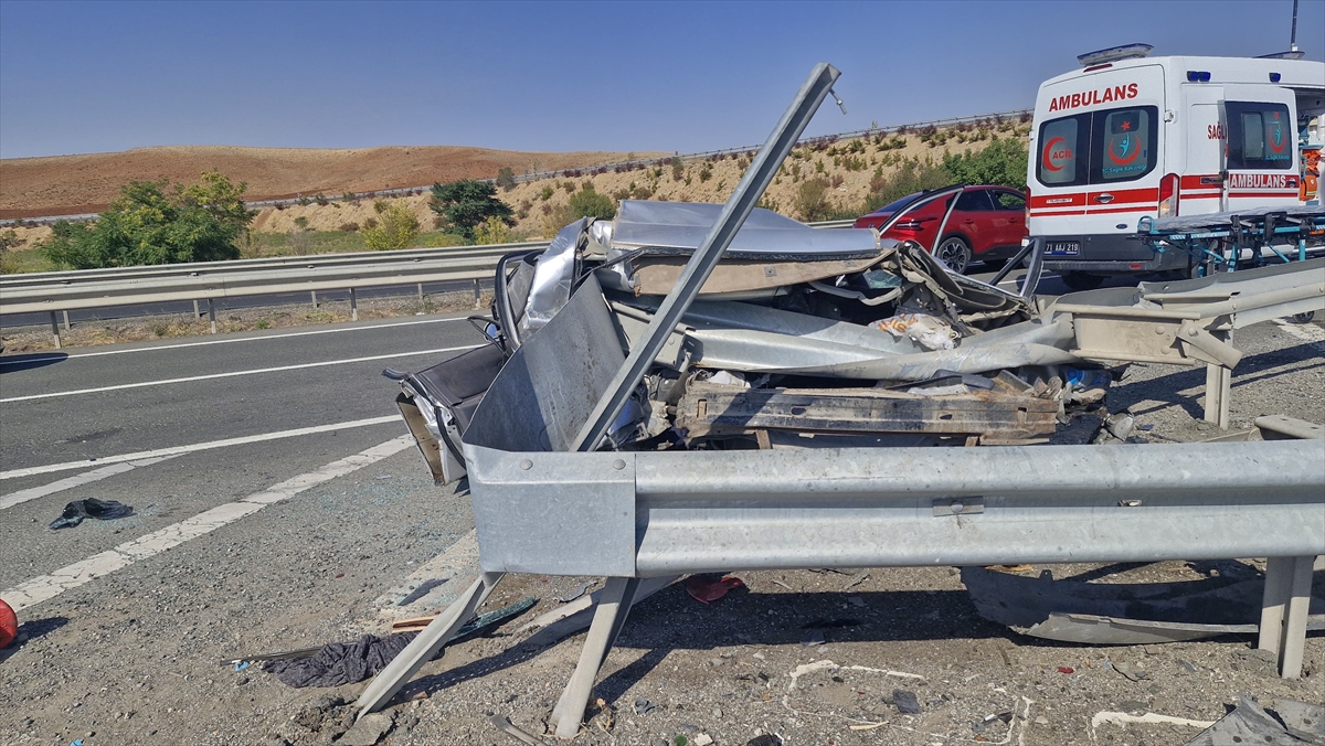 Kırıkkale'de bariyerlere çarpan otomobildeki 1 kişi öldü, 4 kişi yaralandı
