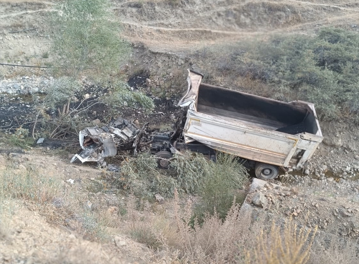 Erzurum'da şarampole devrilen kamyonun sürücüsü ağır yaralandı