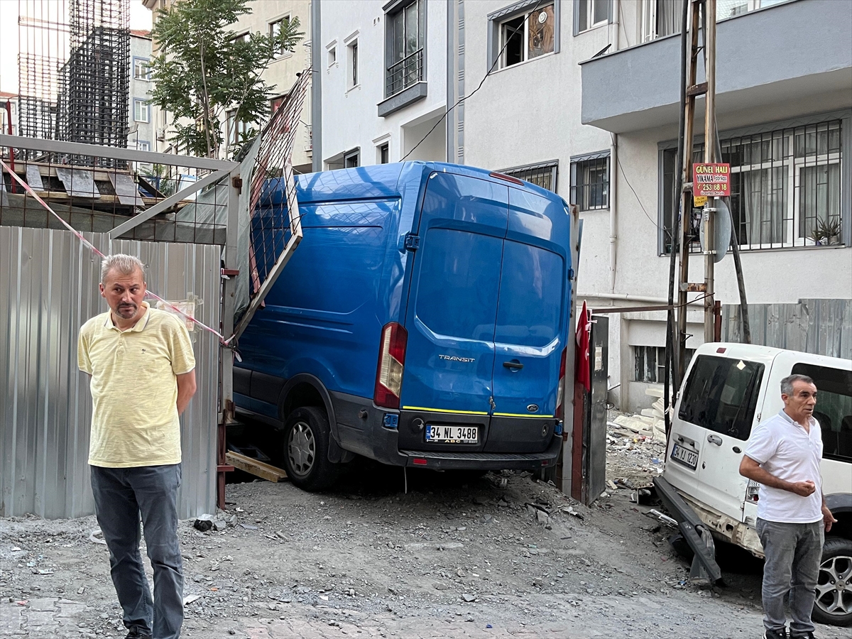 Kağıthane’de freni boşalan panelvan inşaat alanına girdi