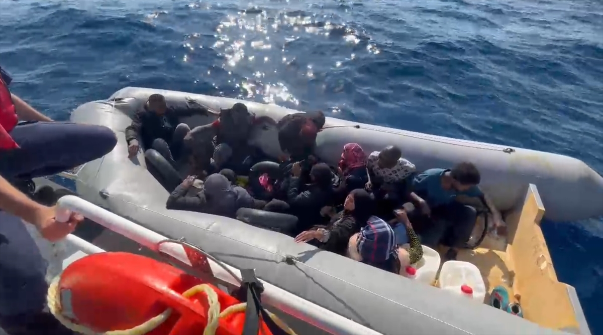 İzmir'de 82 düzensiz göçmen yakalandı, 10 düzensiz göçmen kurtarıldı
