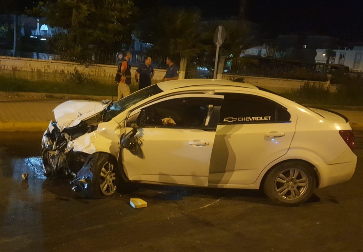 Antalya'da iki otomobilin çarpıştığı kazada 3 kişi yaralandı