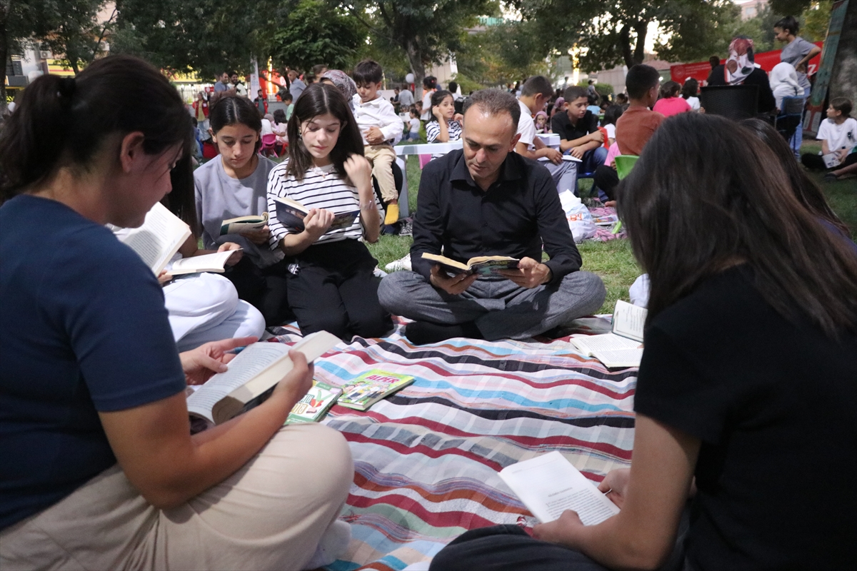 Siirt'te ailelerin çocuklarıyla kitap okuması için parklarda etkinlikler düzenleniyor