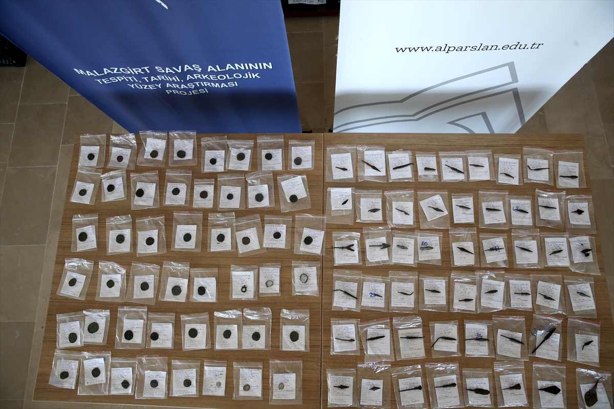 "Malazgirt"in izini süren uzmanlar 1000'in üzerinde metal savaş objesi buldu