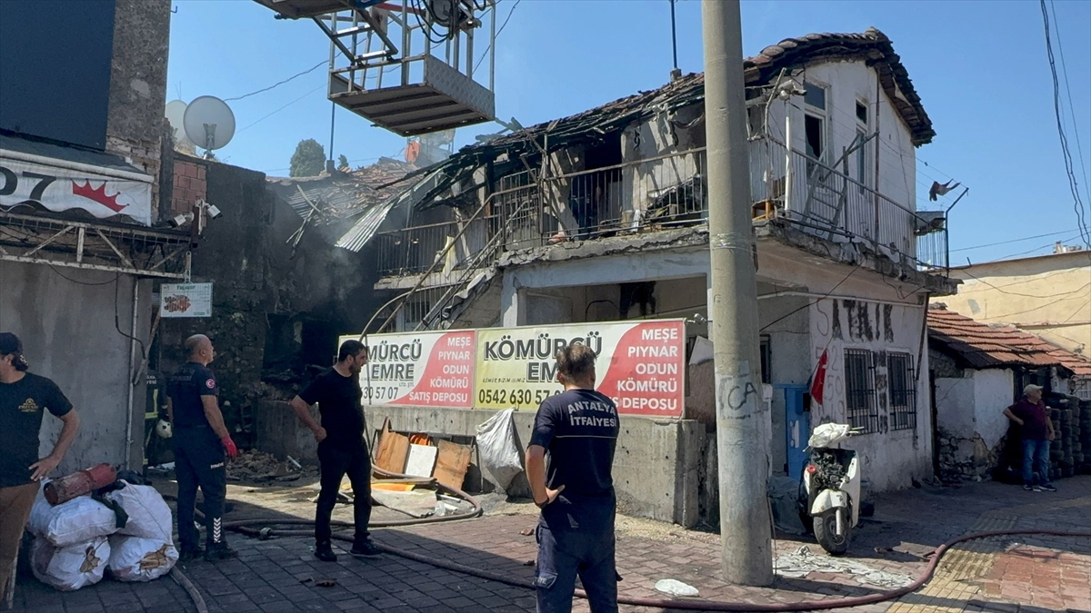Antalya'da bir evde çıkan yangın söndürüldü