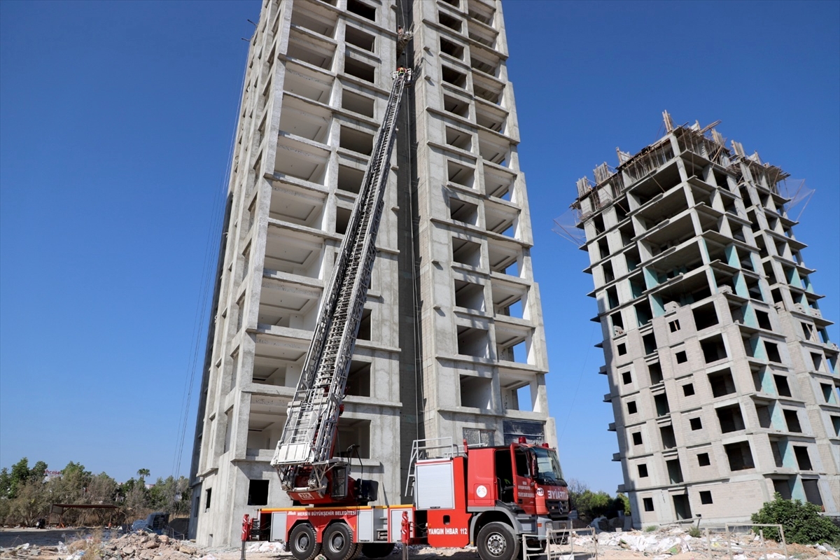 Mersin'de inşaatın 13. katındaki iskelede mahsur kalan 2 işçiyi itfaiye kurtardı