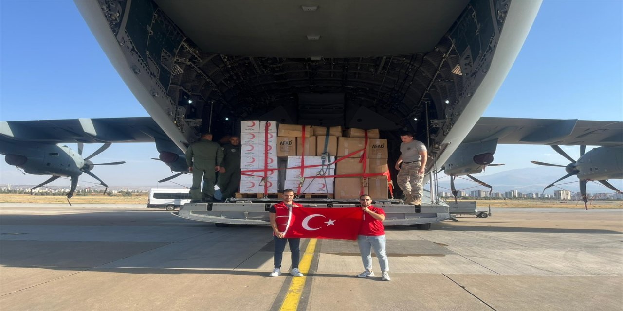 Kızılay, Afganistan’daki depremzedeler için hazırladığı gıda ve hijyen kolilerini askeri uçakla bölgeye ulaştırıyor