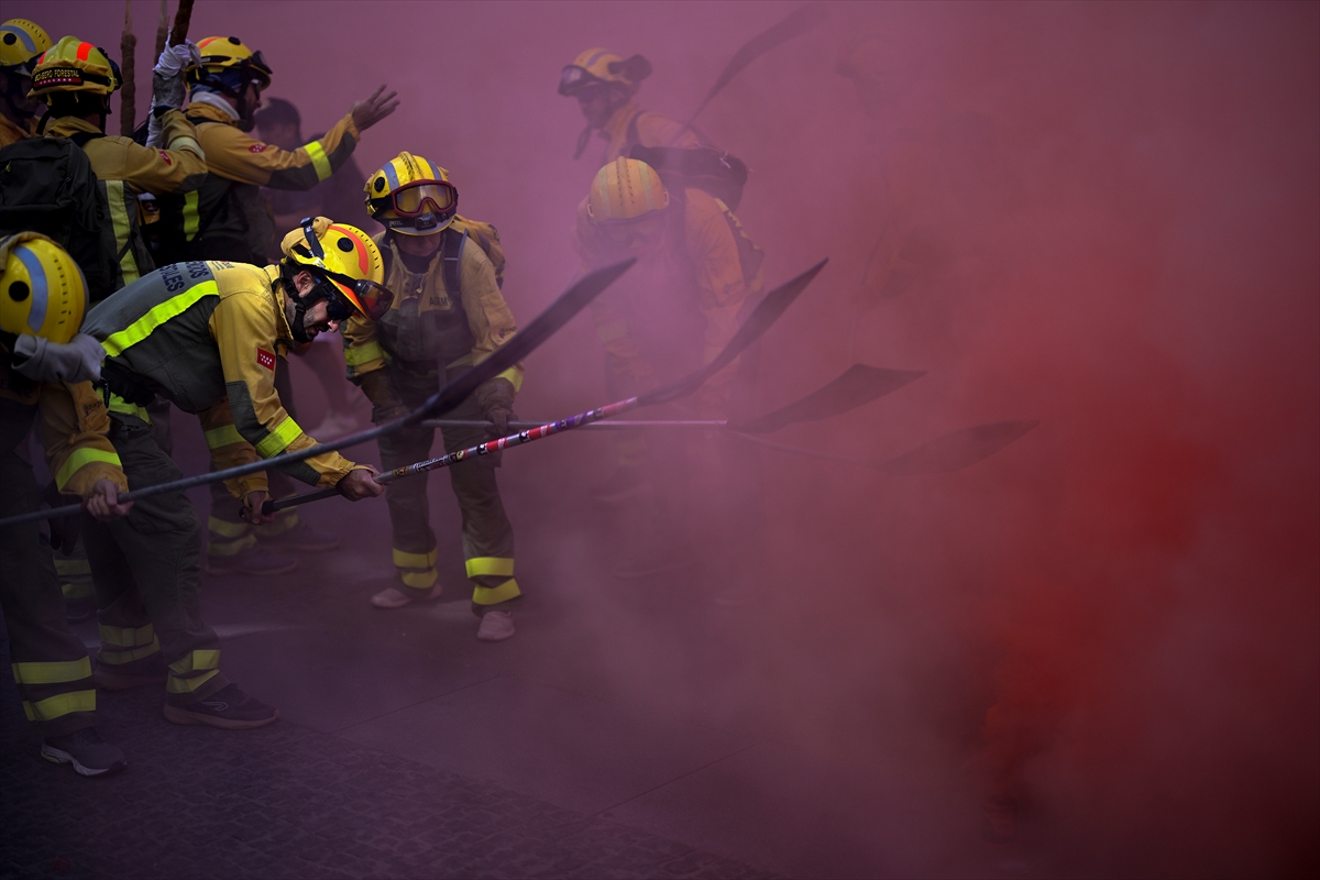 Madrid'de süresiz grevde olan orman itfaiyecileri gösteri yaptı