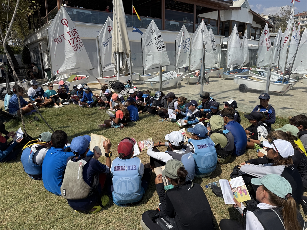 Marmara'da yeteri kadar rüzgar olmayınca yelkenciler kitap okudu