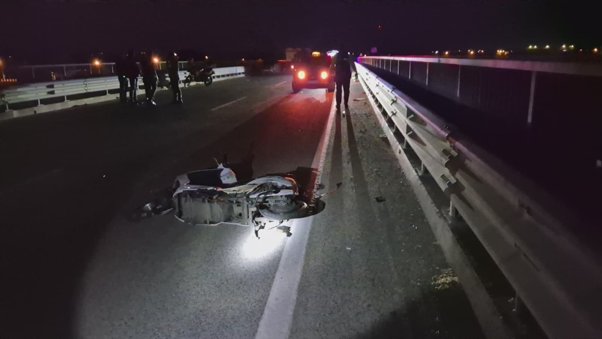 Edirne'de taksi ile elektrikli motosikletin çarpıştığı kazada 2 kişi yaralandı