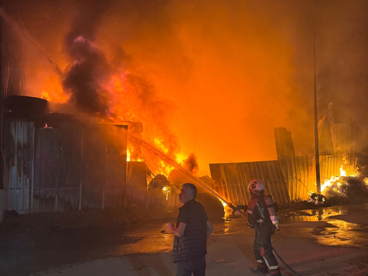 Uşak'ta tekstil fabrikasında ve deposunda yangın çıktı