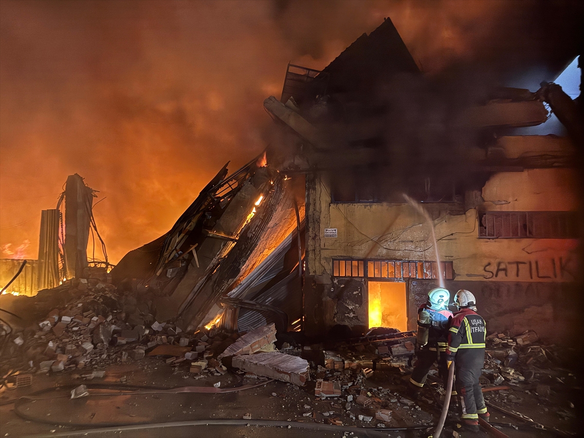 Uşak'ta tekstil fabrikasında ve deposunda çıkan yangın kontrol altına alındı