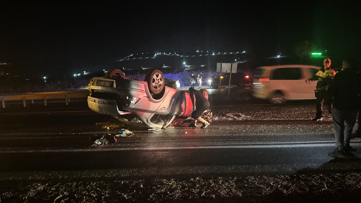 Bayburt'ta refüje çarpıp devrilen otomobildeki 6 kişi yaralandı