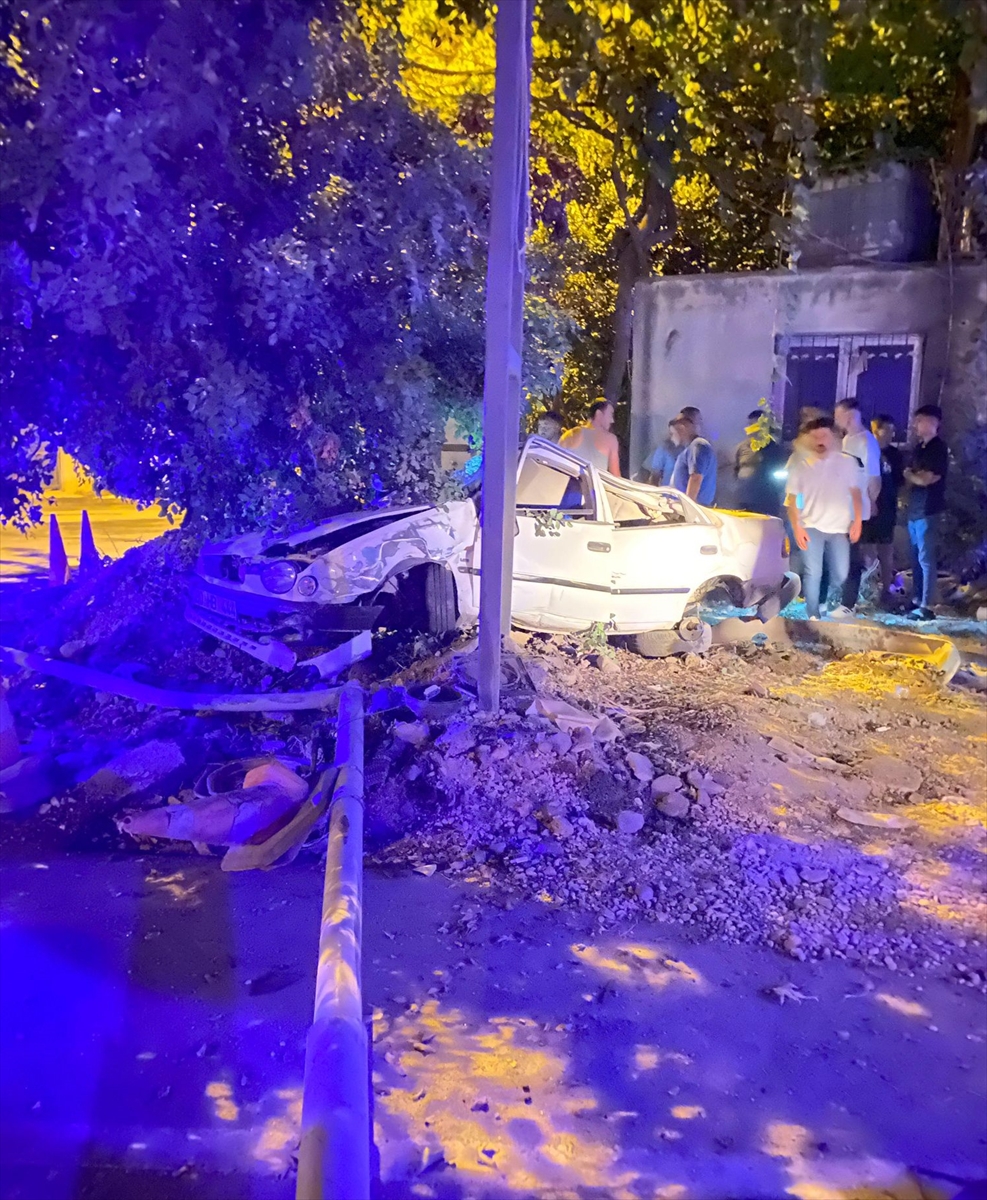 Osmaniye'de tabela direğine çarpan otomobilin sürücüsü öldü