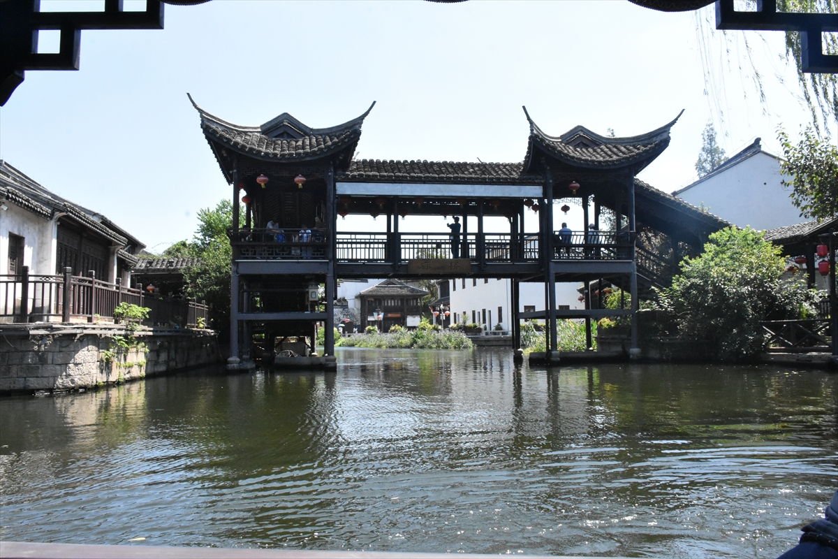 Çin'in en büyük finans merkezlerinden Şanghay, nehrin iki kıyısında geçmiş ve geleceği birleştiriyor