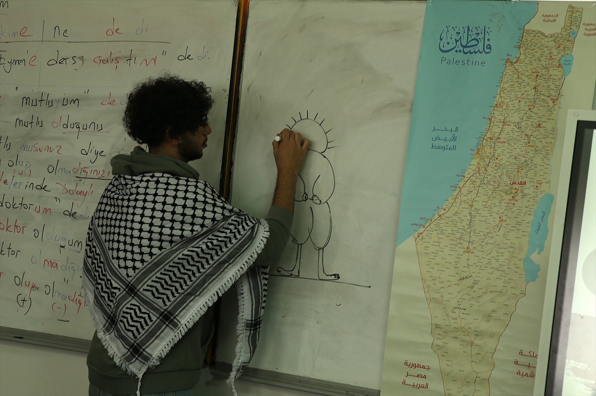 Omuzlarında kefiye, sınıf duvarında asılı Filistin Devleti haritasıyla Türkçe öğreniyorlar