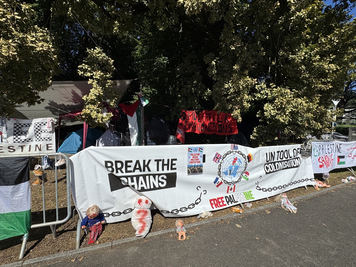 Filistin destekçisi aktivistler, Gazze'de soykırımın durdurulması için BM önünde çadır eylemi başlattı